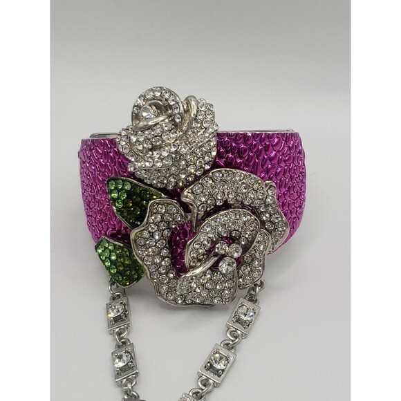 Very Bright Flower Bracelet With Attached Strech Ring - Picture 2 of 11